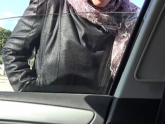 Turkish muslim woman gives perverted american man a handjob in his car