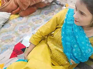Sali apne chut me finger dal rhi thi jija pakar liye chor kar pani nikal diya